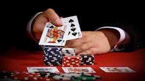 Bàn Poker Texas Hold’em với các vị trí người chơi và Dealer Button